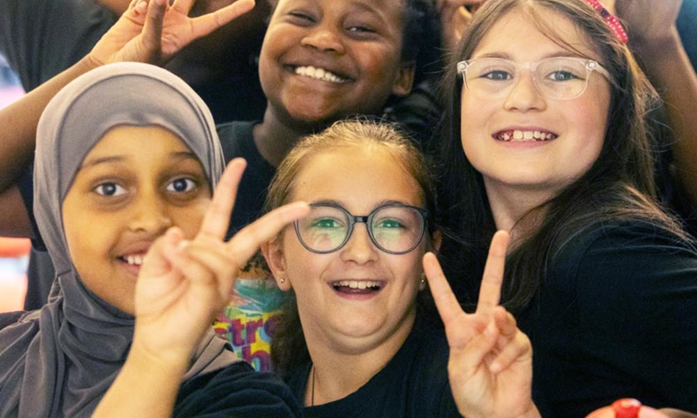 girls_peace_sign
