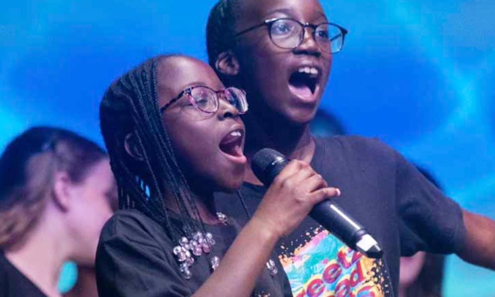 girls_singing